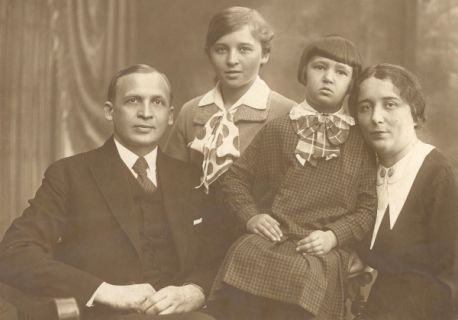 Михаил Алексеевич Мерчанский с женой и дочерьми