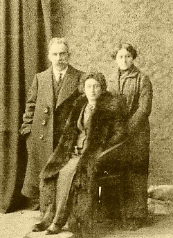 На фото (сидят слева направо): «Мой дед - отец Лазаря - Воллерштейн Мендель Львович, моя бабушка - папина мама - Воллерштейн Цецилия Лейзеровна».